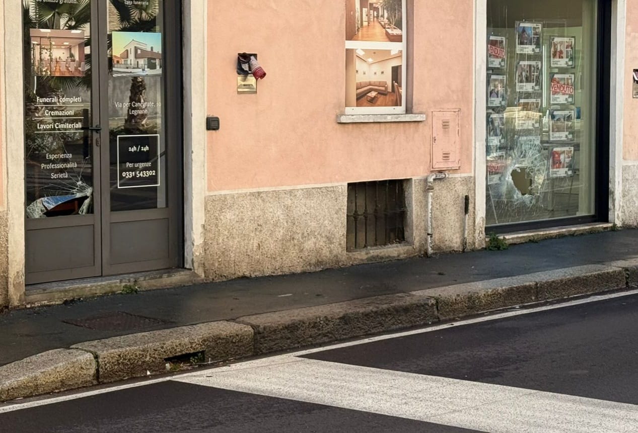 Atti vandalici nella notte: spaccate le vetrine di due negozi