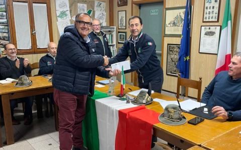 Gli Alpini consegnano 2mila euro ad Anffas