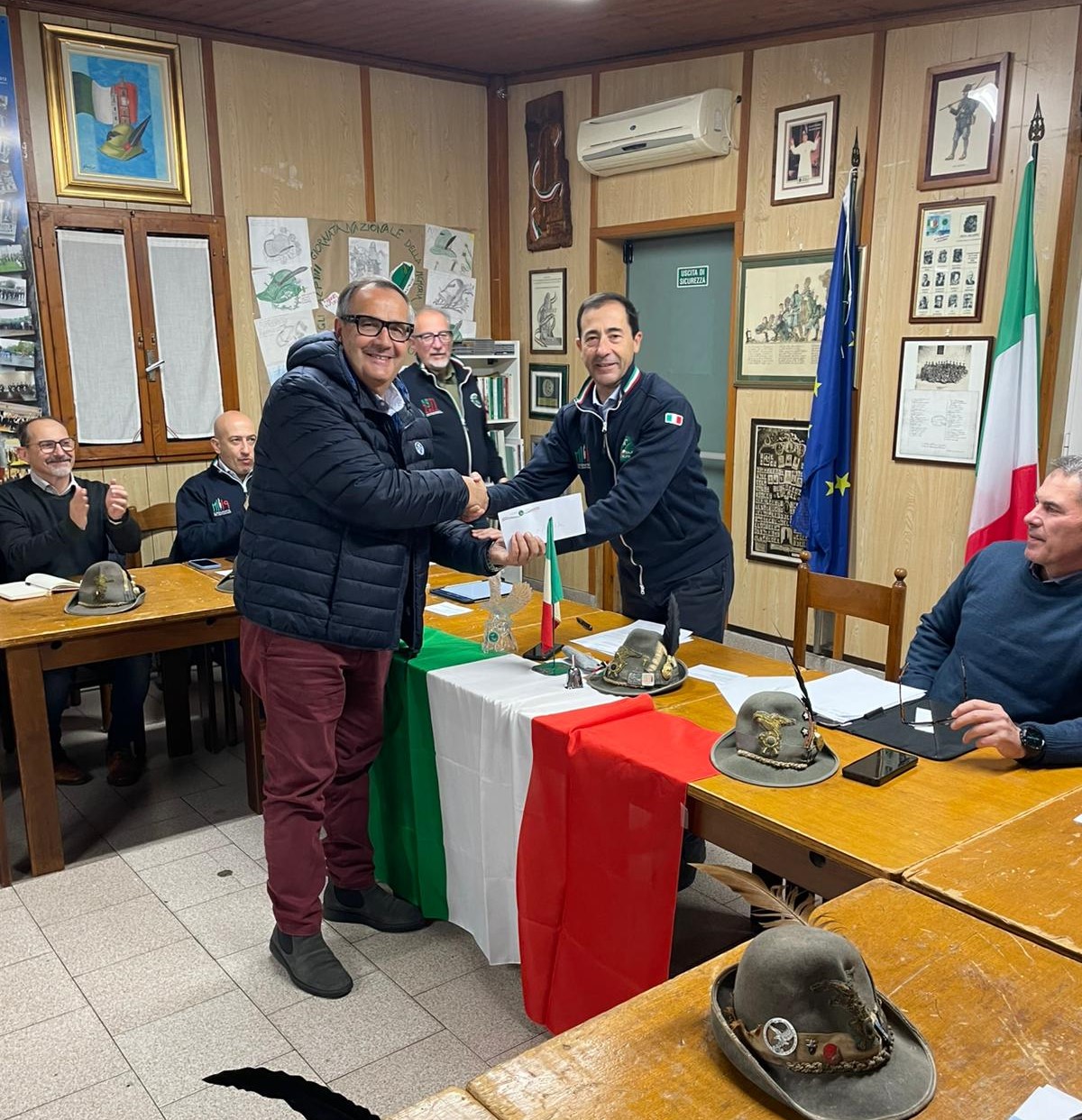 Gli Alpini consegnano 2mila euro ad Anffas