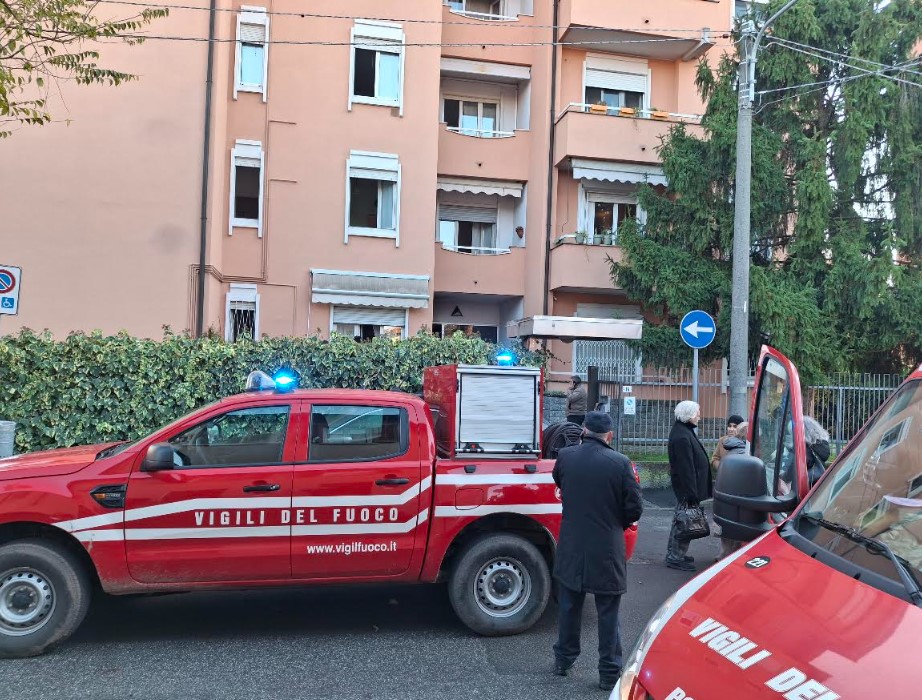 Appartamento divorato dalle fiamme  in via Pontida