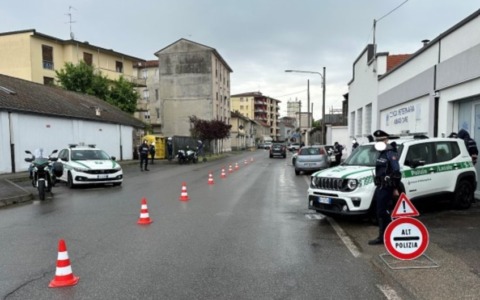 Su uno scooter rubato non si fermano all’alt della Polizia Locale e provocano un incidente