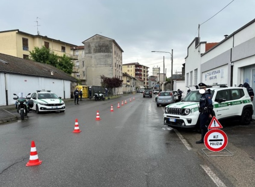 Su uno scooter rubato non si fermano all’alt della Polizia Locale e provocano un incidente