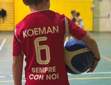 Liam Allegri in campo con il 6 ricordando papà «Koeman» tra la commozione dei presenti