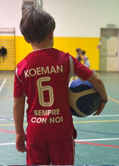 Liam Allegri in campo con il 6 ricordando papà «Koeman»  tra la commozione dei presenti