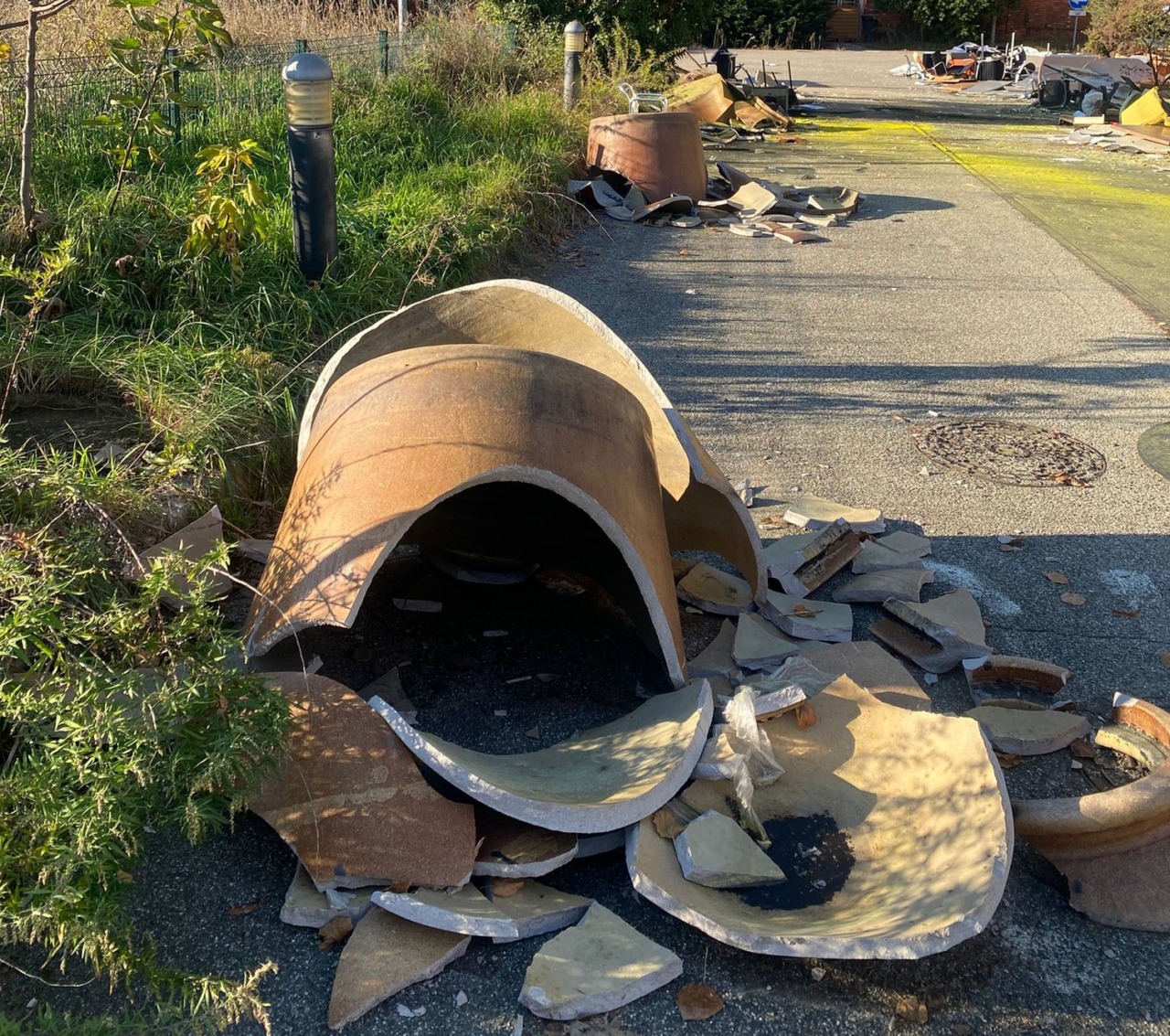 Vandalismi nell’ex Bassetti: “Non diventi terra di nessuno”