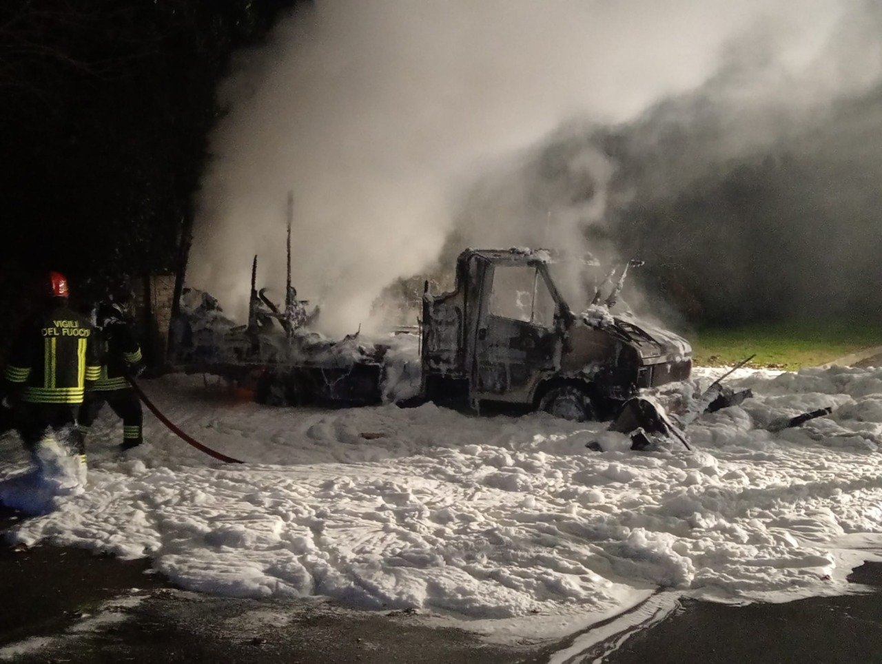 Camper prende fuoco e viene divorato dalle fiamme