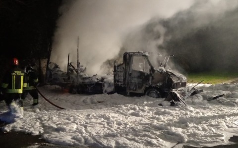 Camper prende fuoco e viene divorato dalle fiamme