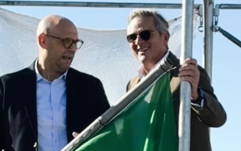 Prende forma il nuovo skyline nell’ex Rede: la bandiera “tocca” il cielo