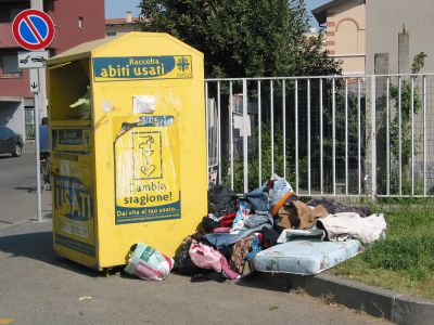 Assegno buttato nel cassonetto degli abiti