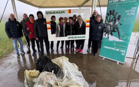 Cinque Mulini, i volontari raccolgono i rifiuti