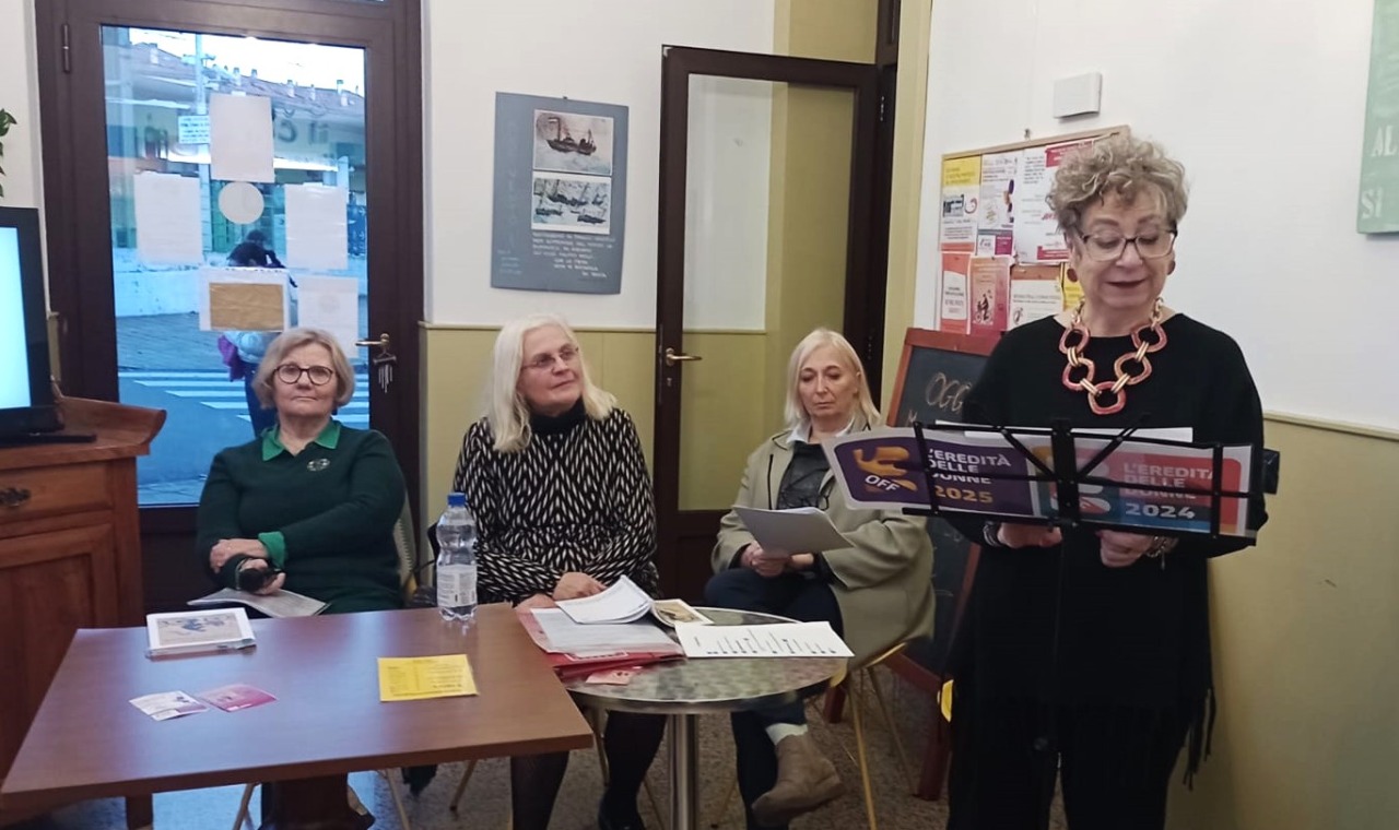 Fiori sui marciapiedi e parole alla Bottega del Grillo contro la violenza