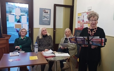 Fiori sui marciapiedi e parole alla Bottega del Grillo contro la violenza