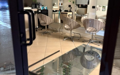 Tentato furto dalla parrucchiera: sfondata la vetrina