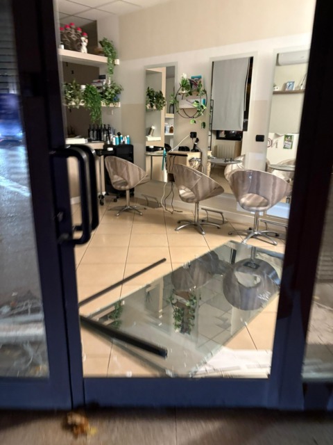 Tentato furto dalla parrucchiera: sfondata la vetrina