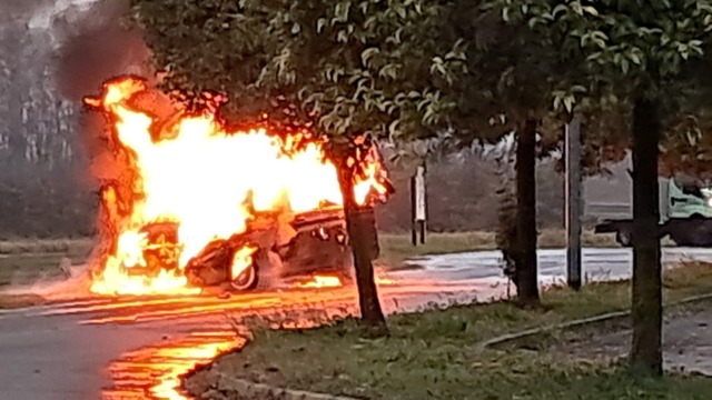 Furgone in fiamme, il conducente riesce a salvarsi