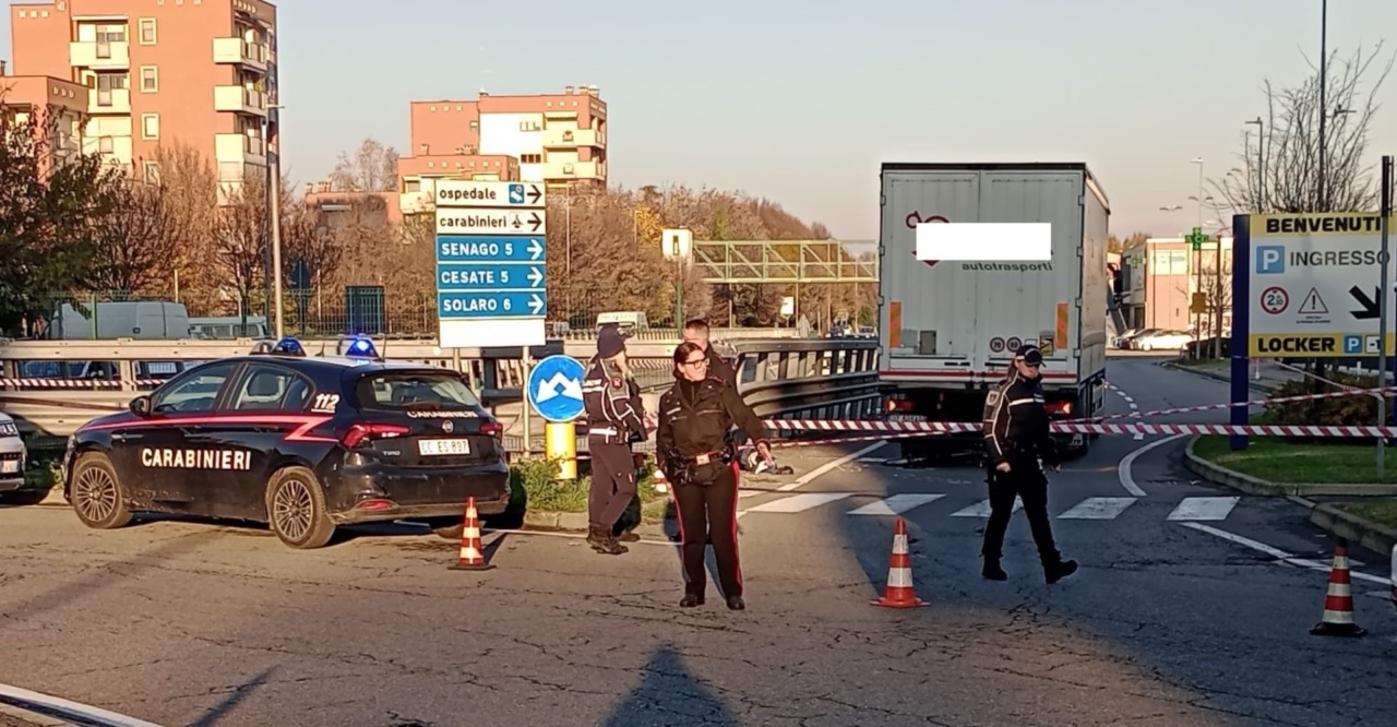 Camion investe una ciclista sulla strada Varesina