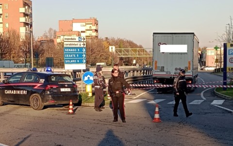 Camion investe una ciclista sulla strada Varesina
