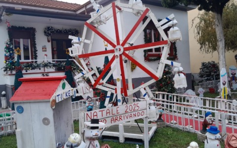 Trasformano la loro abitazione nella Casa di Natale per aiutare i bambini