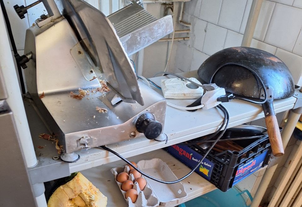 Nel bar carenze igieniche ma anche una pistola e Lsd