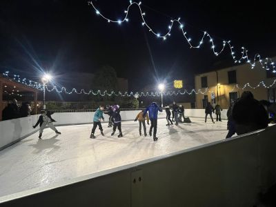 Pista sul ghiaccio per Natale e per le Olimpiadi