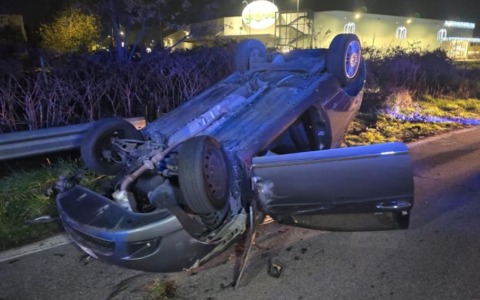 Auto ribaltata sulla provinciale 229, coinvolto anche un bambino di 3 mesi