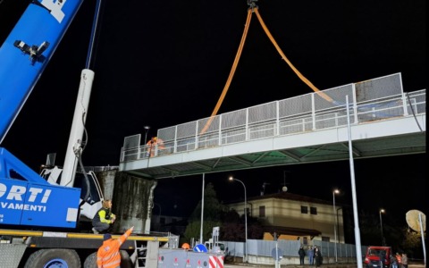 Rimosso nella notte il ponte pedonale di via Magenta