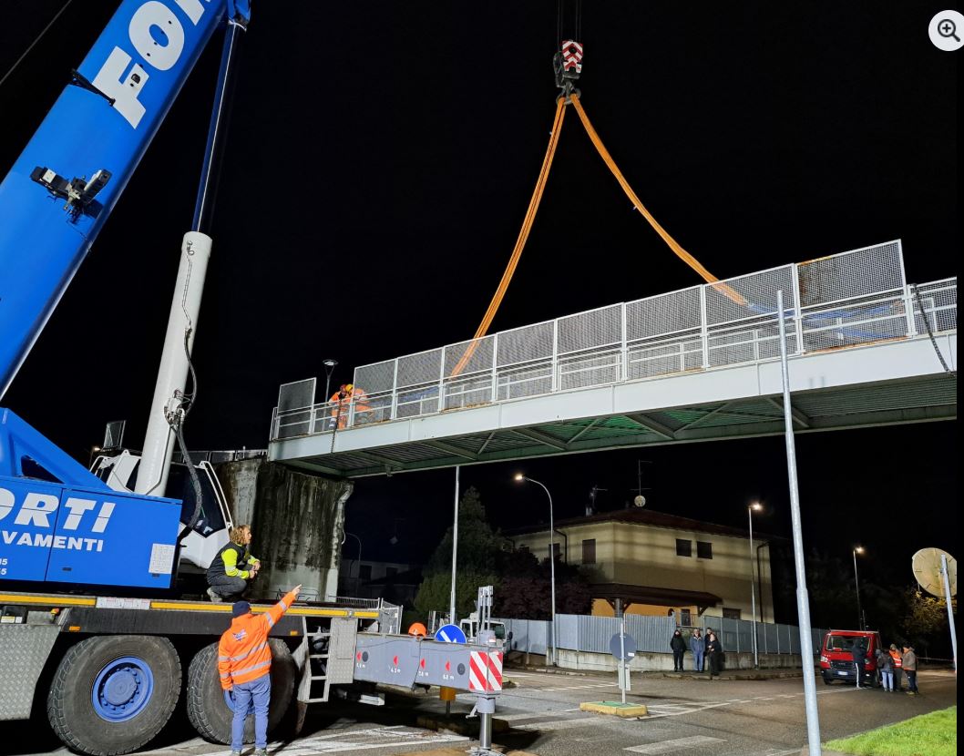 Rimosso nella notte il ponte pedonale di via Magenta