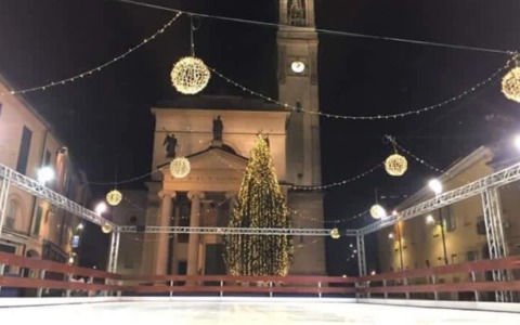 Pista sul ghiaccio per Natale e per le Olimpiadi
