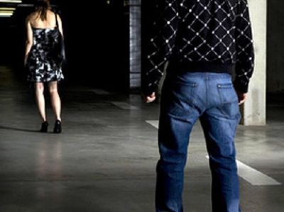 Pugni, calci e sputi alla ex davanti alle figlie e poi… va in trattoria