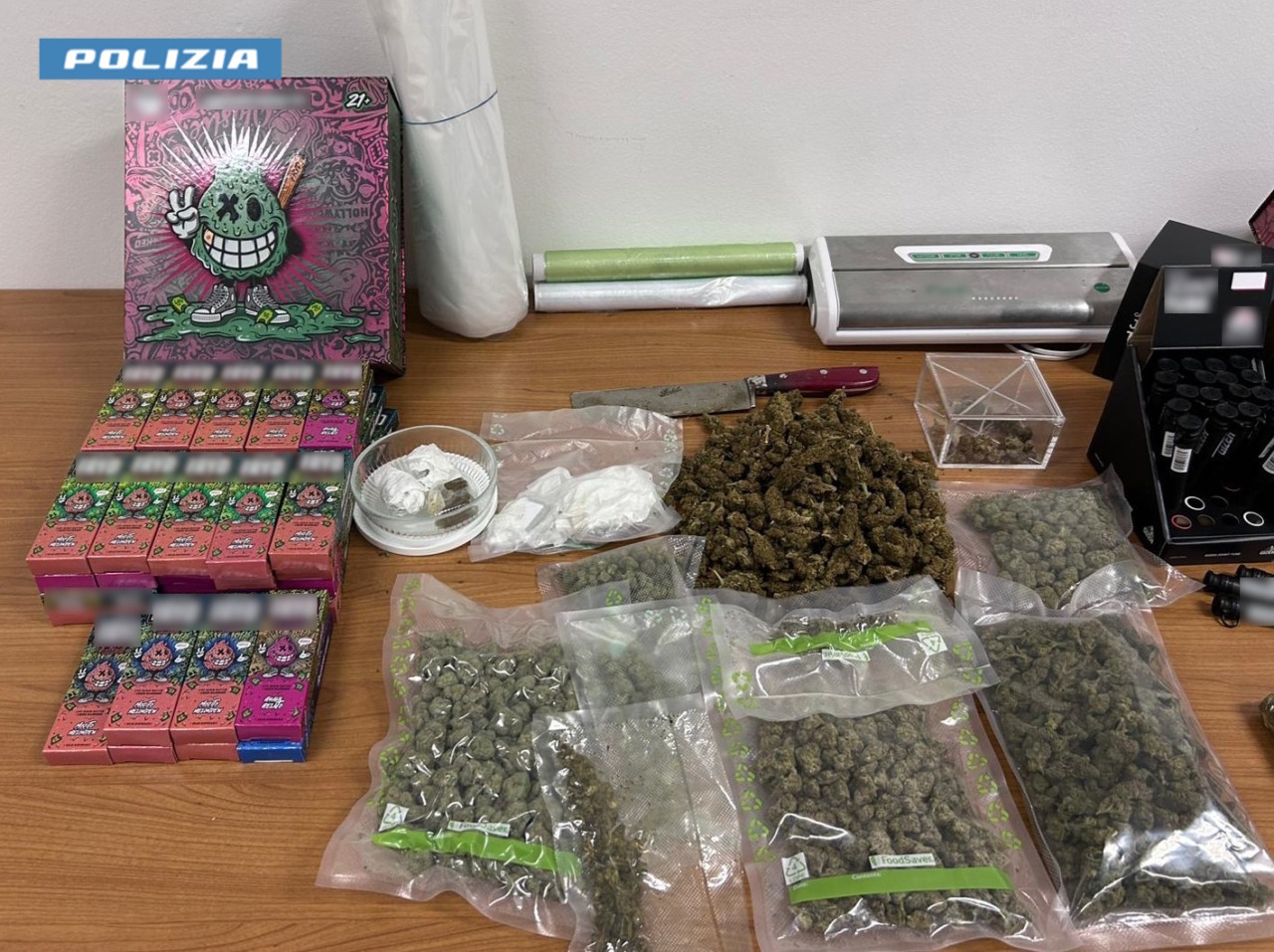 In casa aveva marijuana, hashish e sigarette con elevato Tch: arrestato