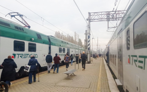 Uomo sui binari: circolazione dei treni interrotta sulla Milano – Novara