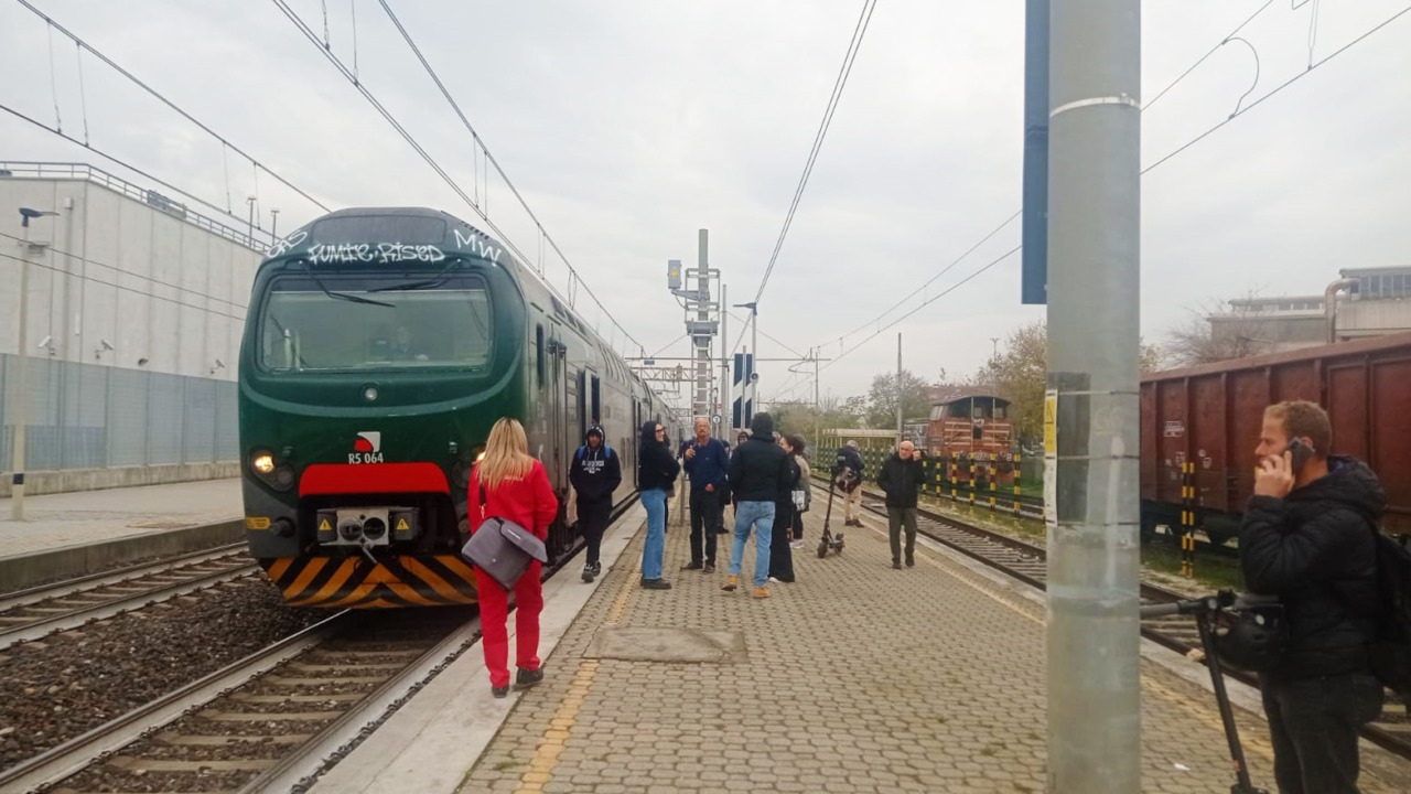 Uomo sui binari: circolazione dei treni interrotta sulla Milano - Novara