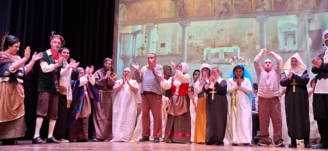 La Zattera incanta tutti con “Gli sposi promessi” anche in trasferta