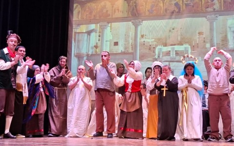 La Zattera incanta tutti con “Gli sposi promessi” anche in trasferta