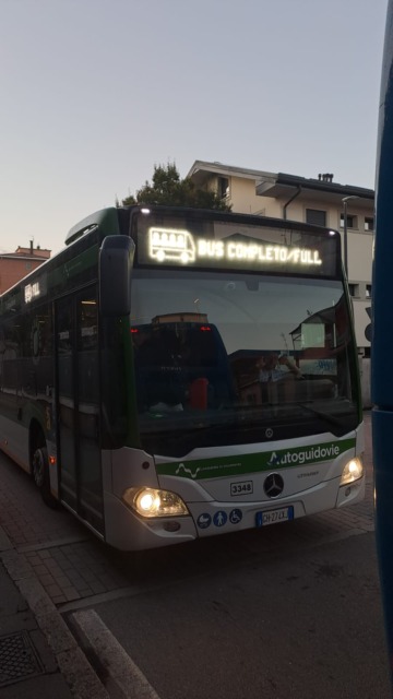 Bus già pieni, corse saltate: l’avventura quotidiana per raggiungere scuola