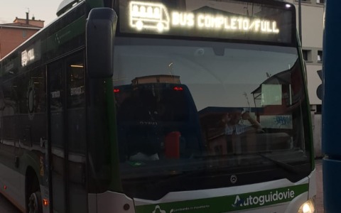 Bus già pieni, corse saltate: l’avventura quotidiana per raggiungere scuola