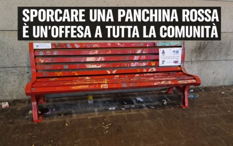 La panchina rossa sotto il Comune presa di mira dai vandali