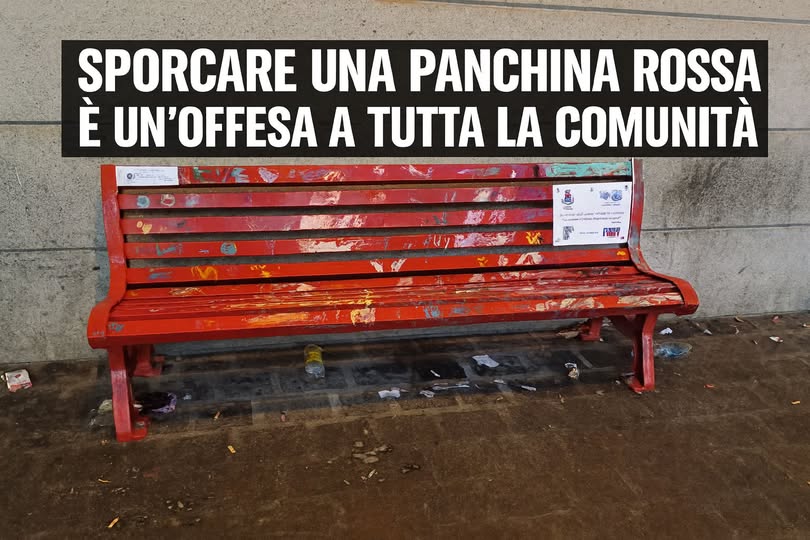 La panchina rossa sotto il Comune presa di mira dai vandali