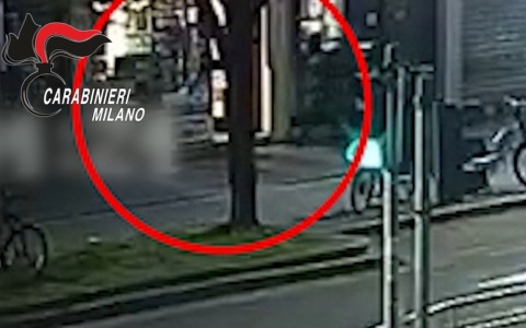 Accoltella negoziante per rubare l’incasso: arrestato 27enne