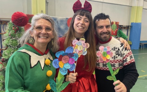 A scuola con il Christmas Jumper Day e il fiore dei diritti