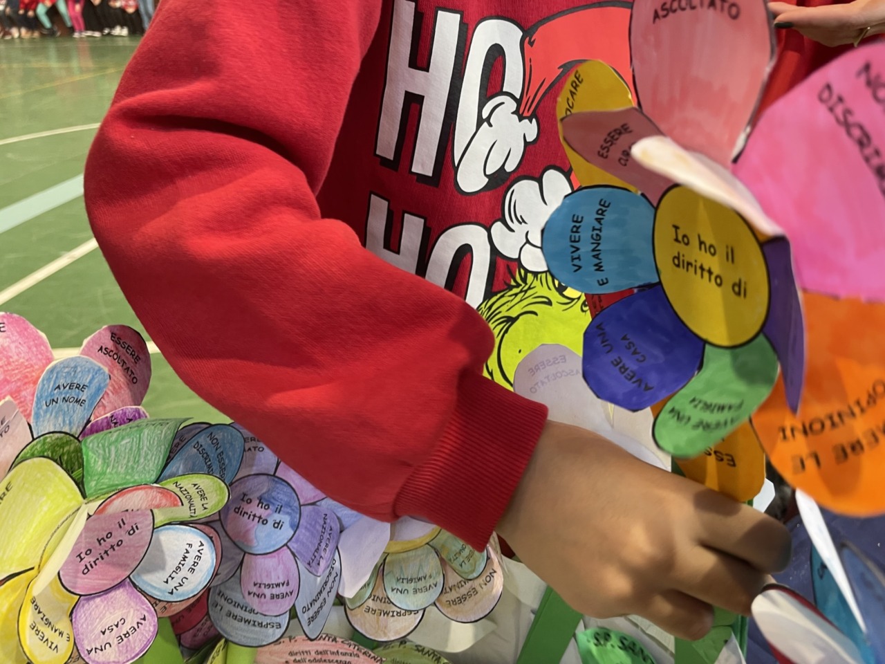 A scuola con il Christmas Jumper Day e il fiore dei diritti