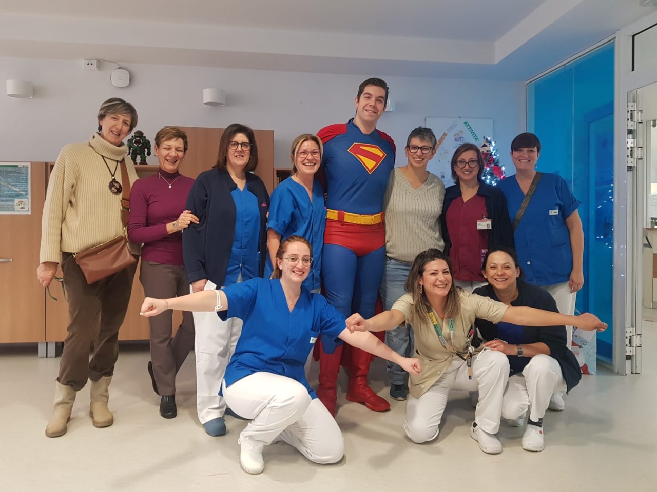 Consegna dei doni in Pediatria con un supereroe