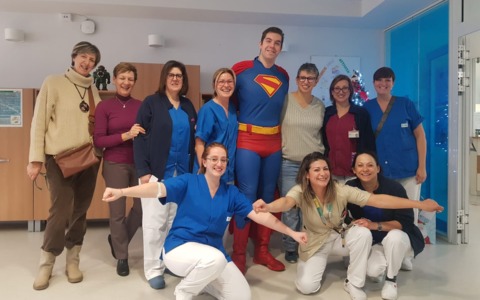 Consegna dei doni in Pediatria con un supereroe