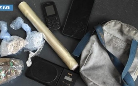 Lanciava la droga dal terrazzo: arrestato