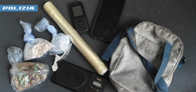 Lanciava la droga dal terrazzo: arrestato