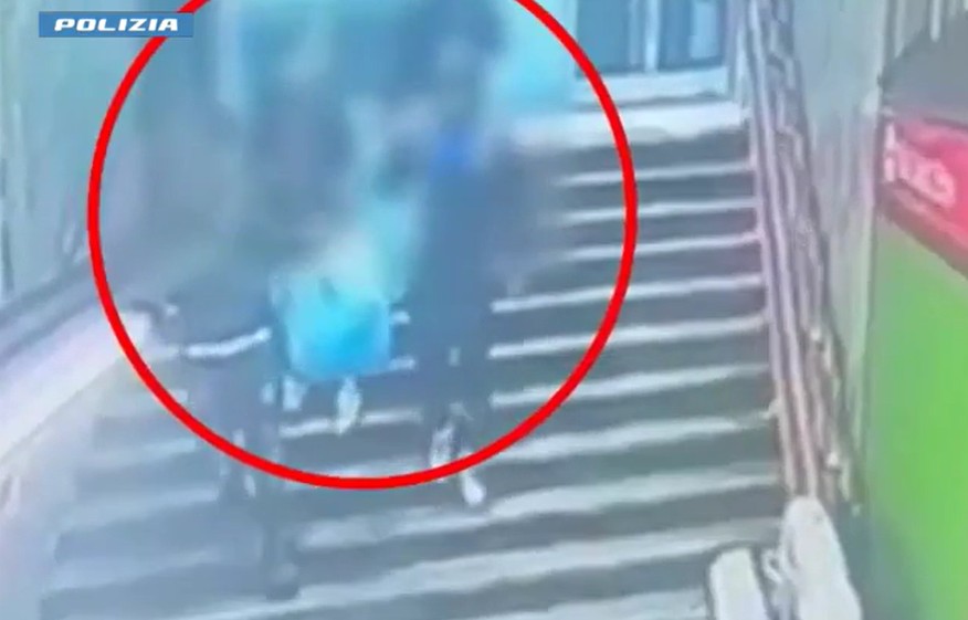 Rapinano un 15enne e scappano: un arresto