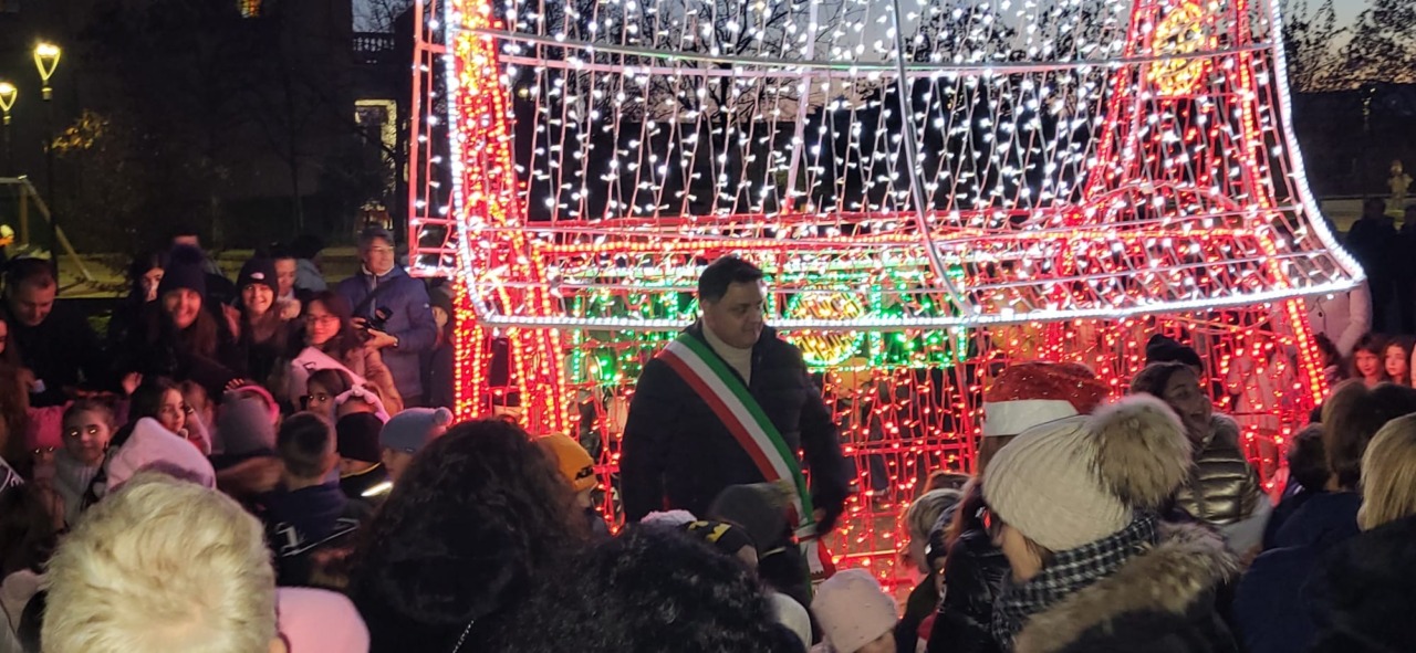 Luminarie accese in vista di Natale