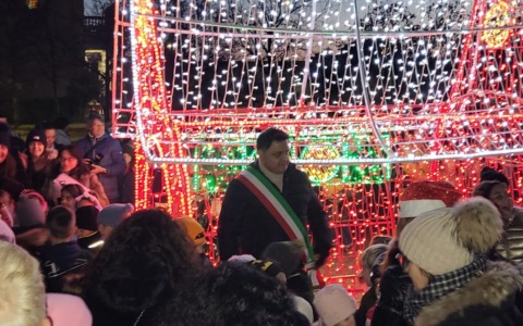 Luminarie accese in vista di Natale