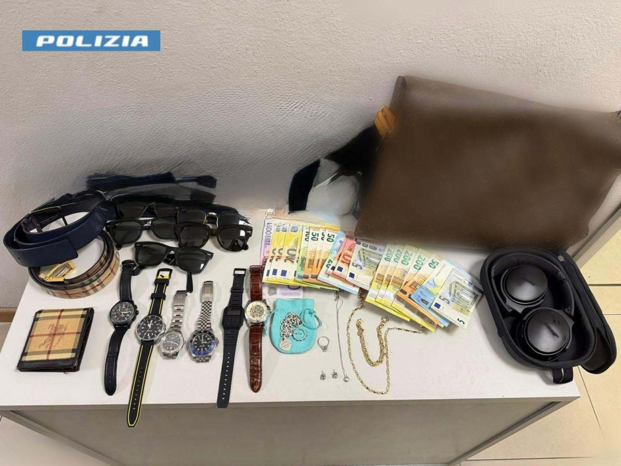 Furti in abitazione con auto a noleggio: fermate due persone