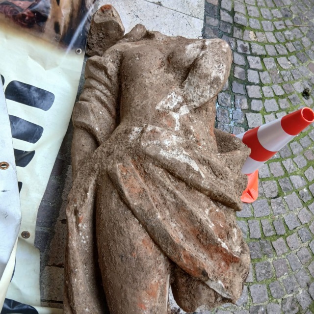 Ritrovata una statua durante gli scavi per la fibra ottica